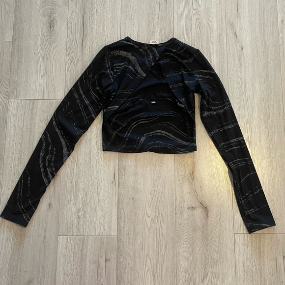 VS Pink Buttery Soft Open Back Crop - Black Reflective Long Sleeve - Picture 6 of 6
